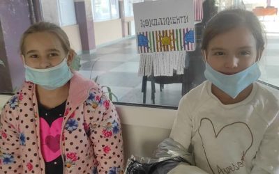 В навечерието на 13 – ти ноември – Световен ден на добротата, учениците от II “б” клас пожелаха да зарадват ученици и учители с положителни емоции.